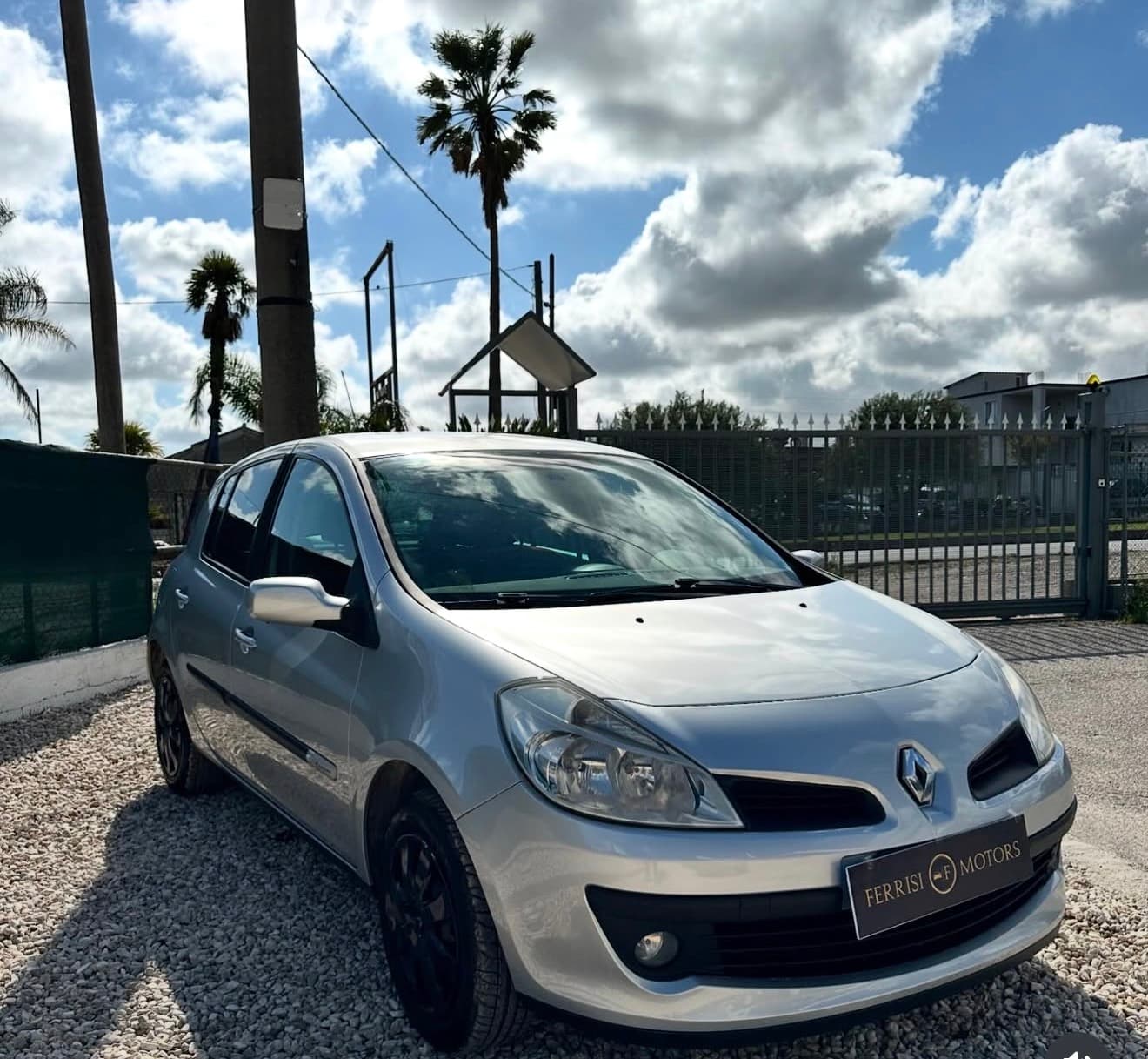 Renault clio - immagine 1